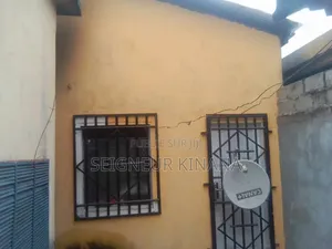 2chbre Maison dans Demie Parcelle, Ngoyo à Vendre
