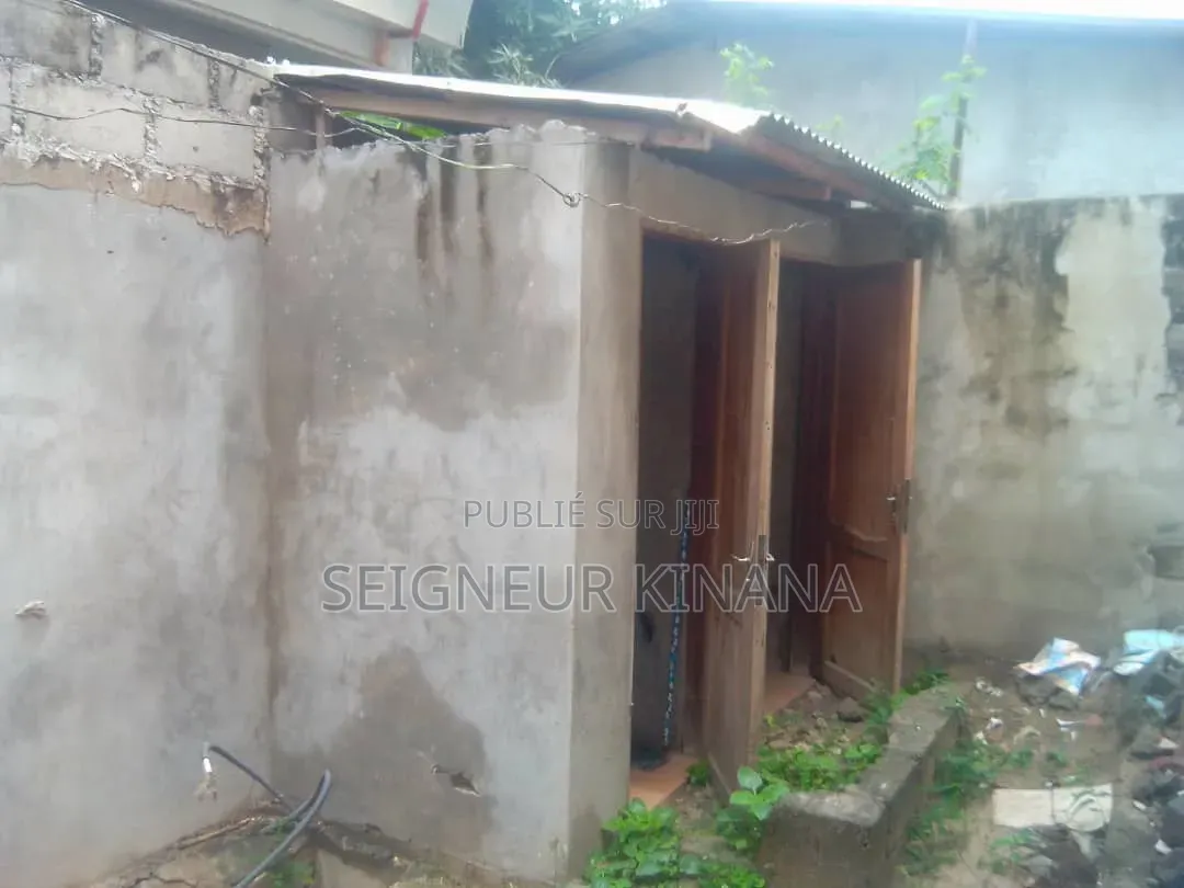 2chbre Maison dans Demie Parcelle, Ngoyo à Vendre