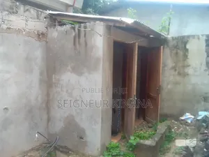 2chbre Maison dans Demie Parcelle, Ngoyo à Vendre