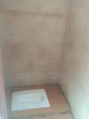 2chbre Maison dans Demie Parcelle, Ngoyo à Vendre