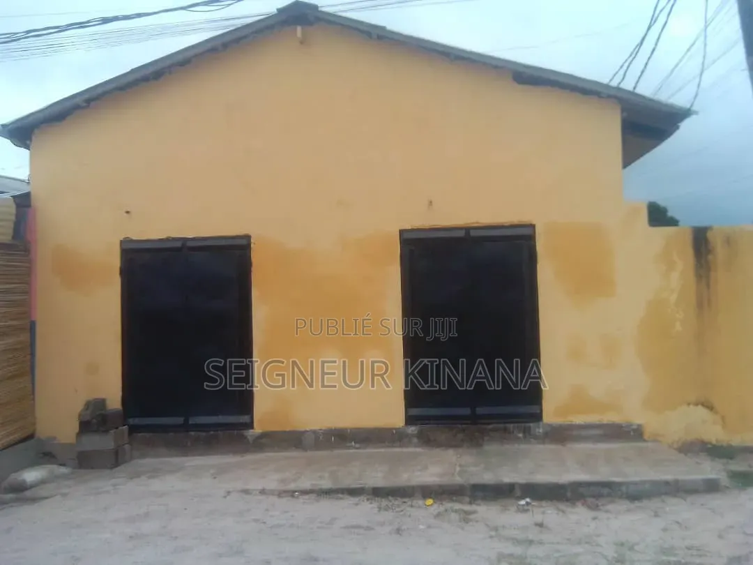 2chbre Maison dans Demie Parcelle, Ngoyo à Vendre