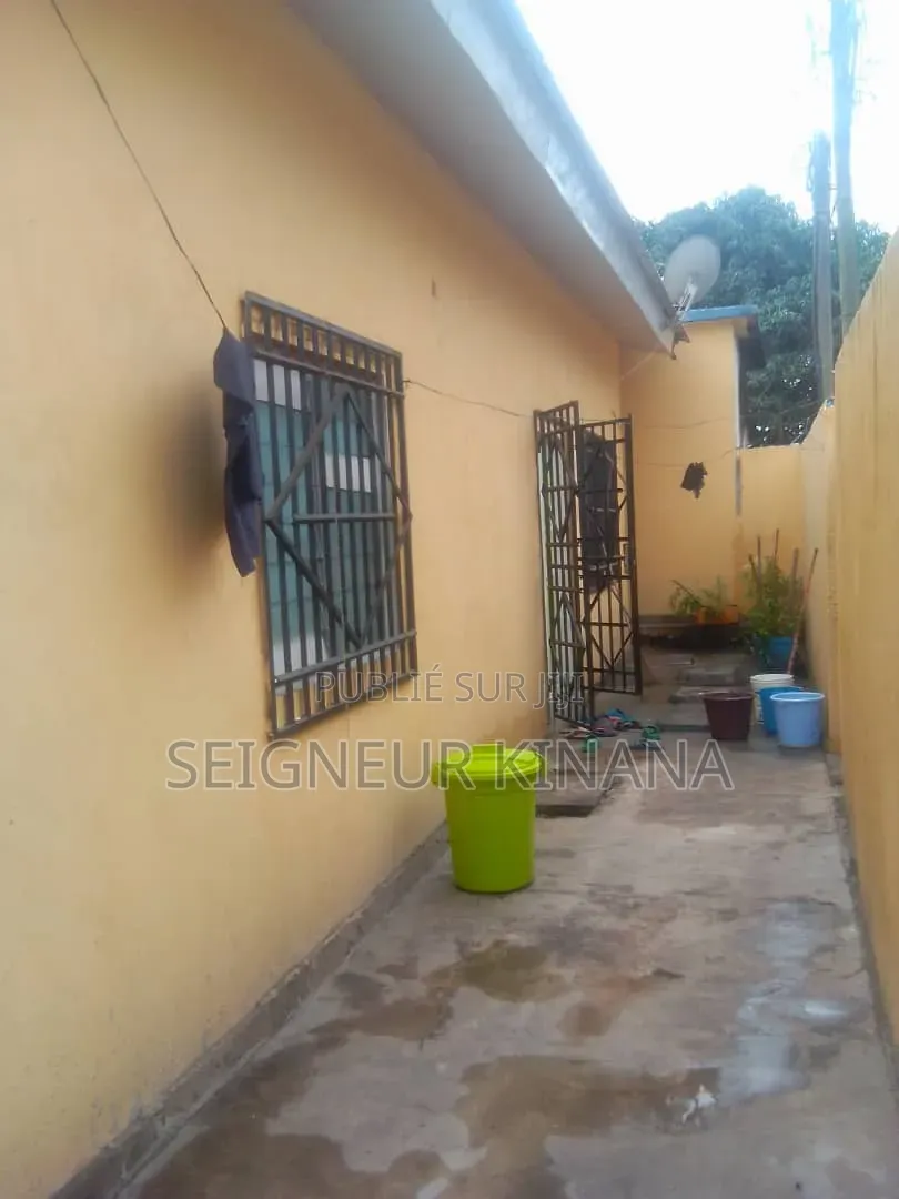 2chbre Maison dans Demie Parcelle, Ngoyo à Vendre