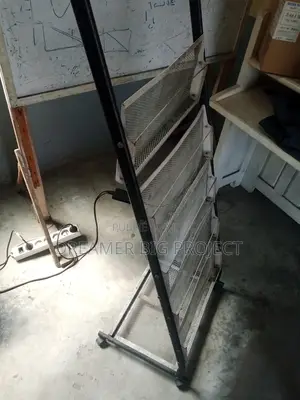 Présentoir Métallique À Documents Avec Roulettes – Bureau