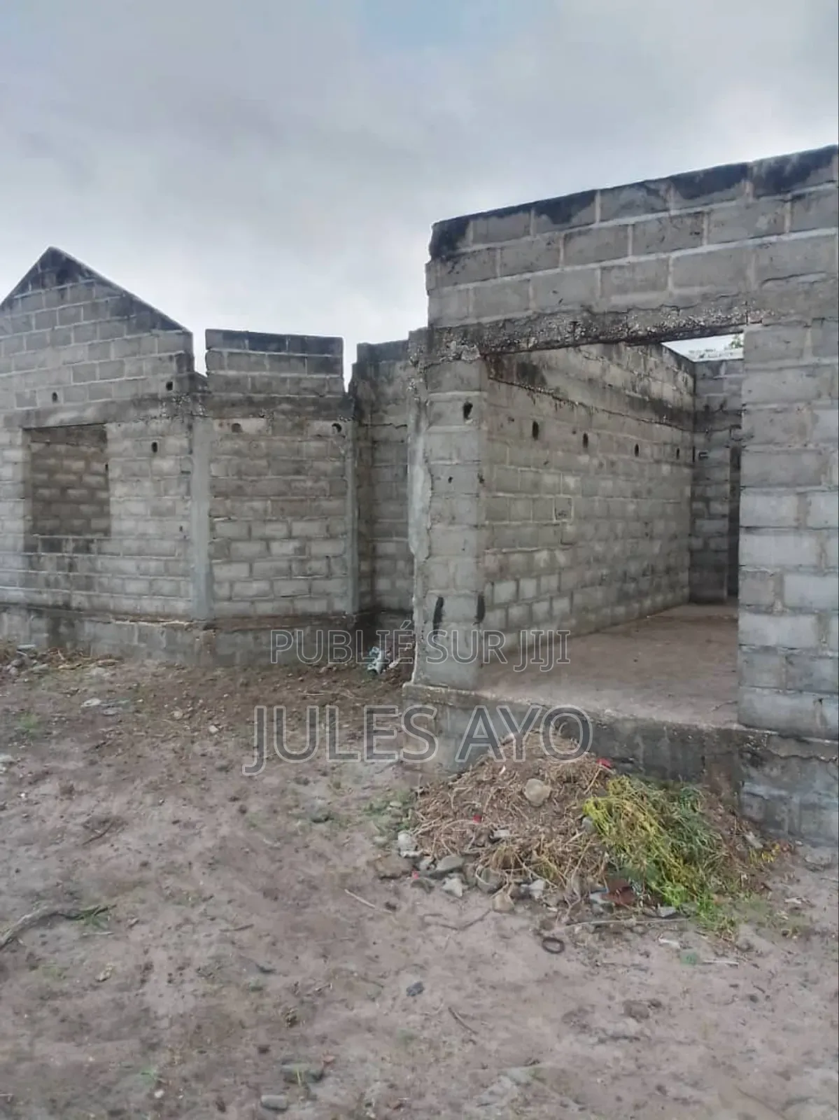 Parcelle Avec Maison Inachevée