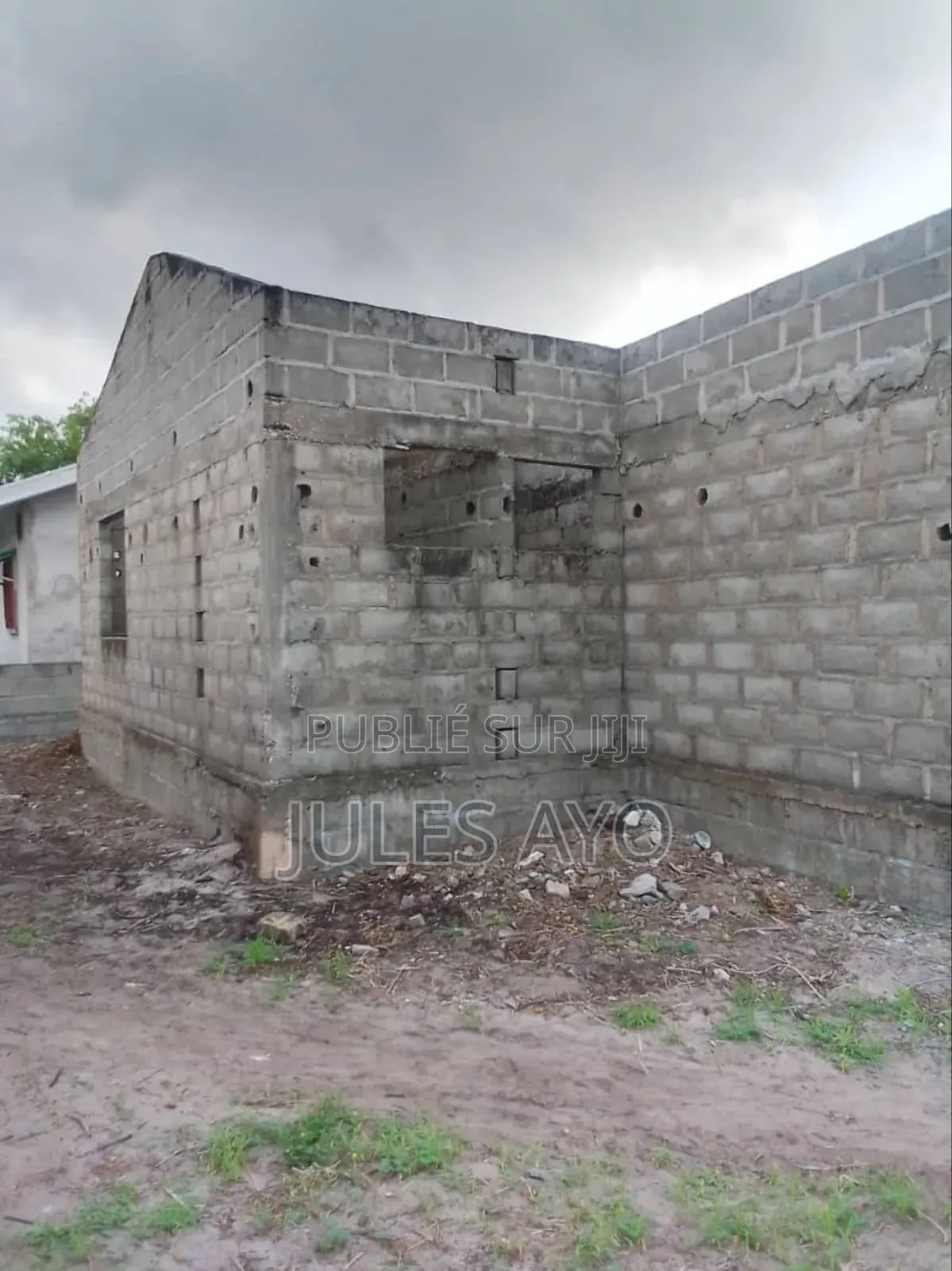 Parcelle Avec Maison Inachevée