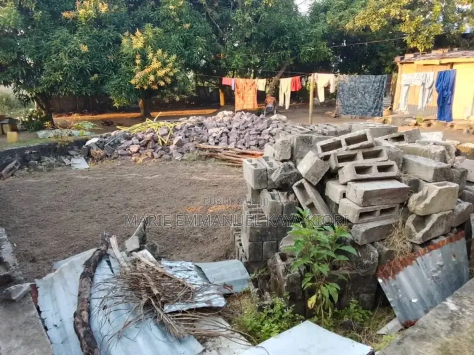 Démi Parcelle À Vendre 10m 10m Au Quartier Massengo Arrêt 3 Poto