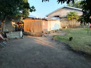 Démi Parcelle À Vendre 10m 10m Au Quartier Massengo Arrêt 3 Poto