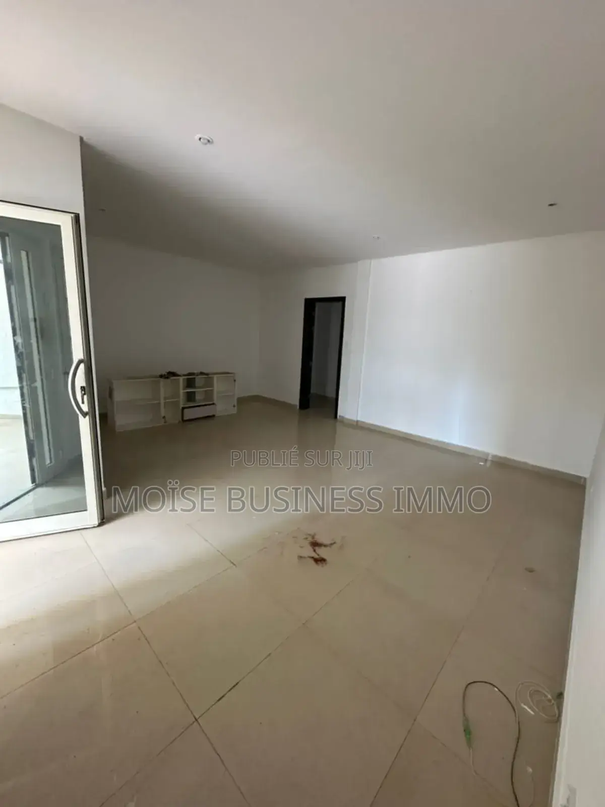 3chbre Appartement dans Moïse Business &, Lumumba à Louer