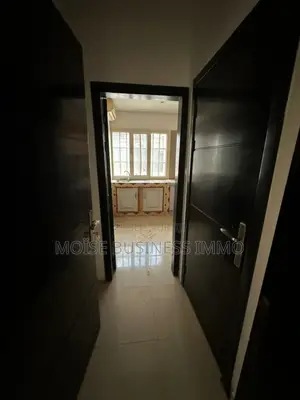 3chbre Appartement dans Moïse Business &, Lumumba à Louer