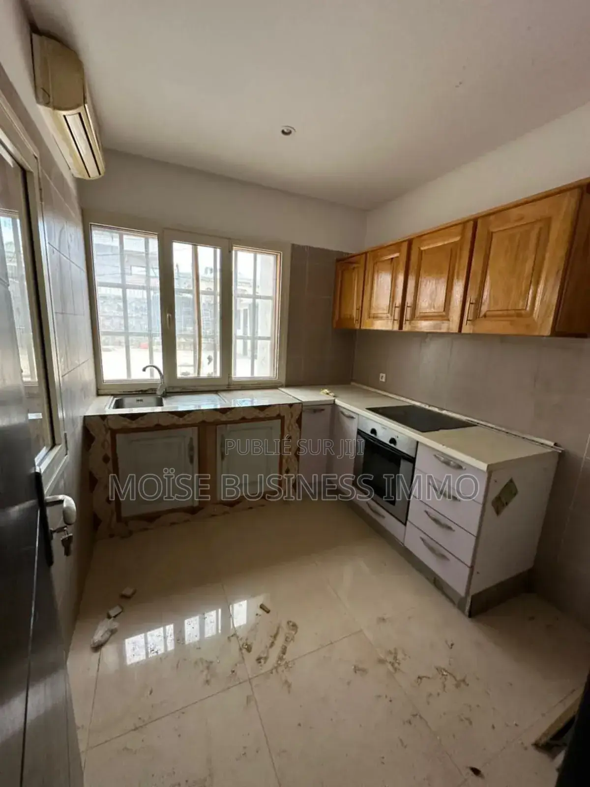 3chbre Appartement dans Moïse Business &, Lumumba à Louer