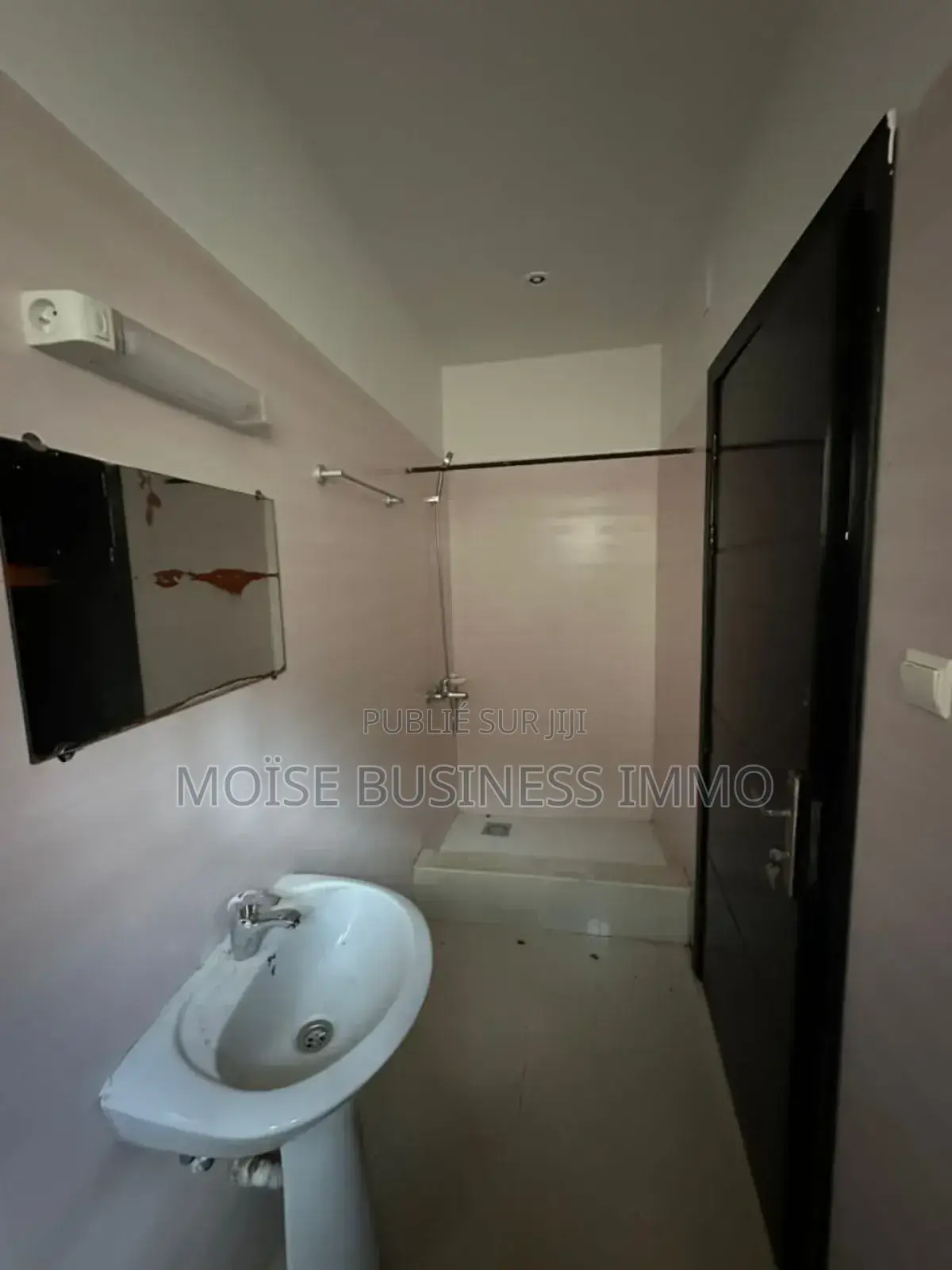 3chbre Appartement dans Moïse Business &, Lumumba à Louer