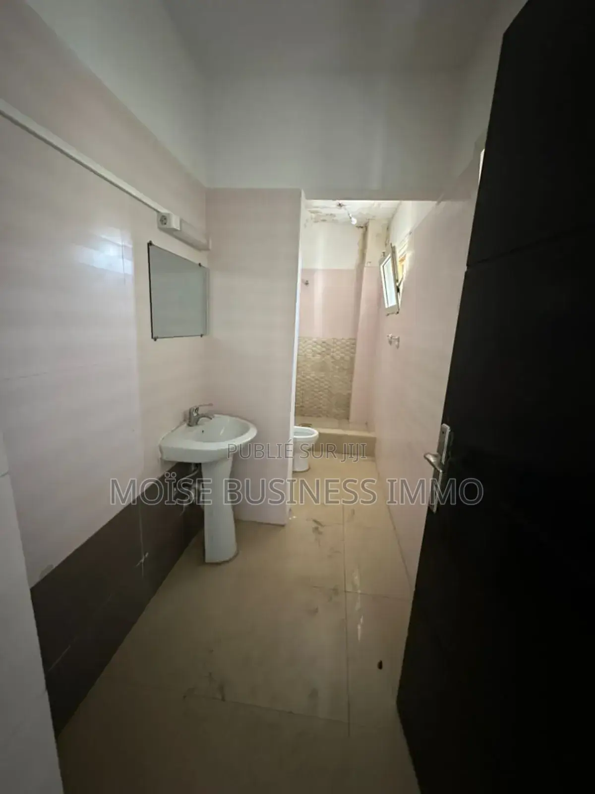 3chbre Appartement dans Moïse Business &, Lumumba à Louer