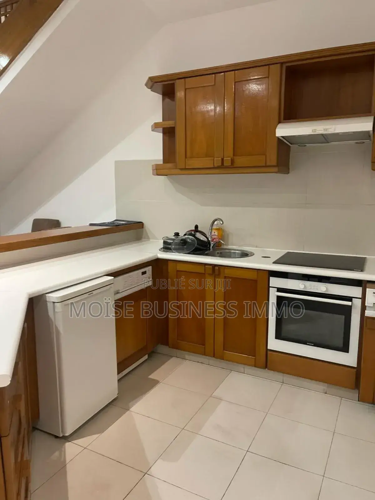 Furnished 1chbre Duplex dans Moïse Business &, Lumumba à Louer