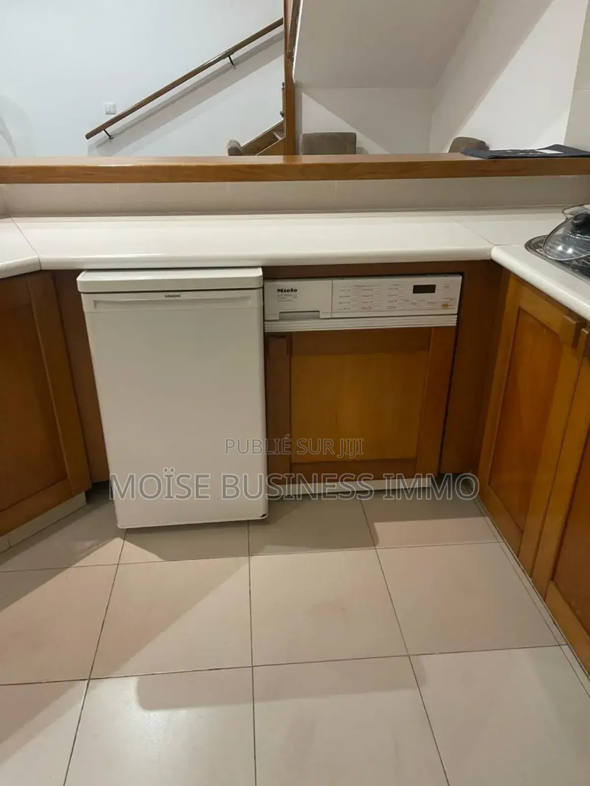 Furnished 1chbre Duplex dans Moïse Business &, Lumumba à Louer