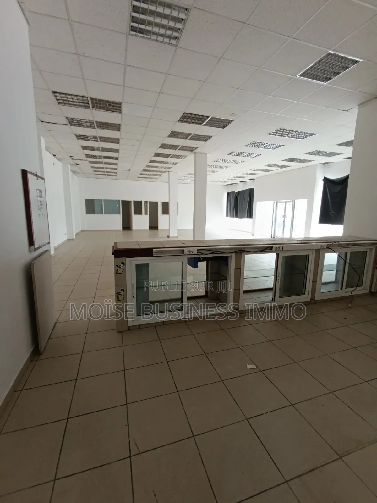 Local Commercial Au Centre-Ville Sur Charle De Gaulle 3 Millions TTC