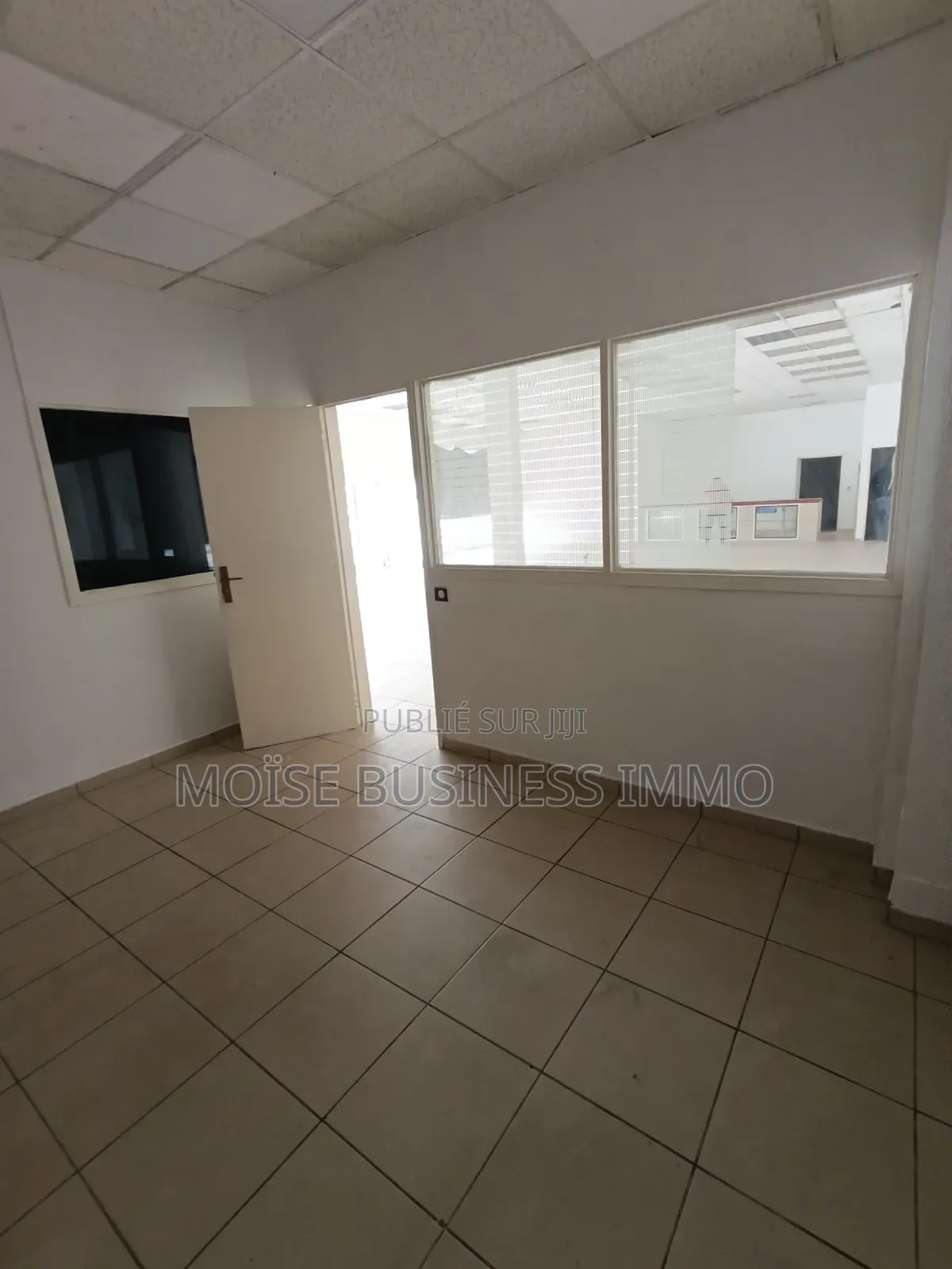 Local Commercial Au Centre-Ville Sur Charle De Gaulle 3 Millions TTC