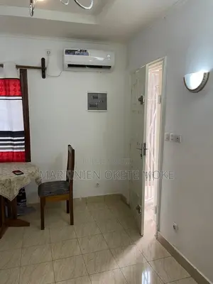 Furnished 1chbre Chambre et salon dans Privé, Bacongo à Louer