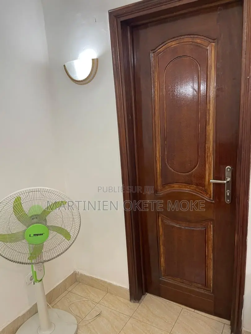 Furnished 1chbre Chambre et salon dans Privé, Bacongo à Louer