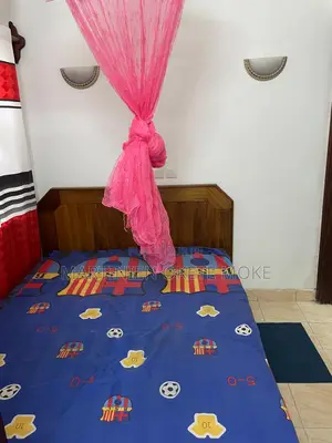 Furnished 1chbre Chambre et salon dans Privé, Bacongo à Louer