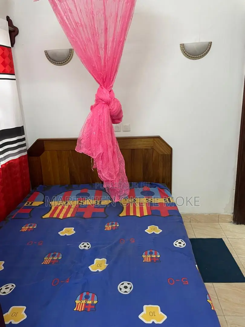 Furnished 1chbre Chambre et salon dans Privé, Bacongo à Louer