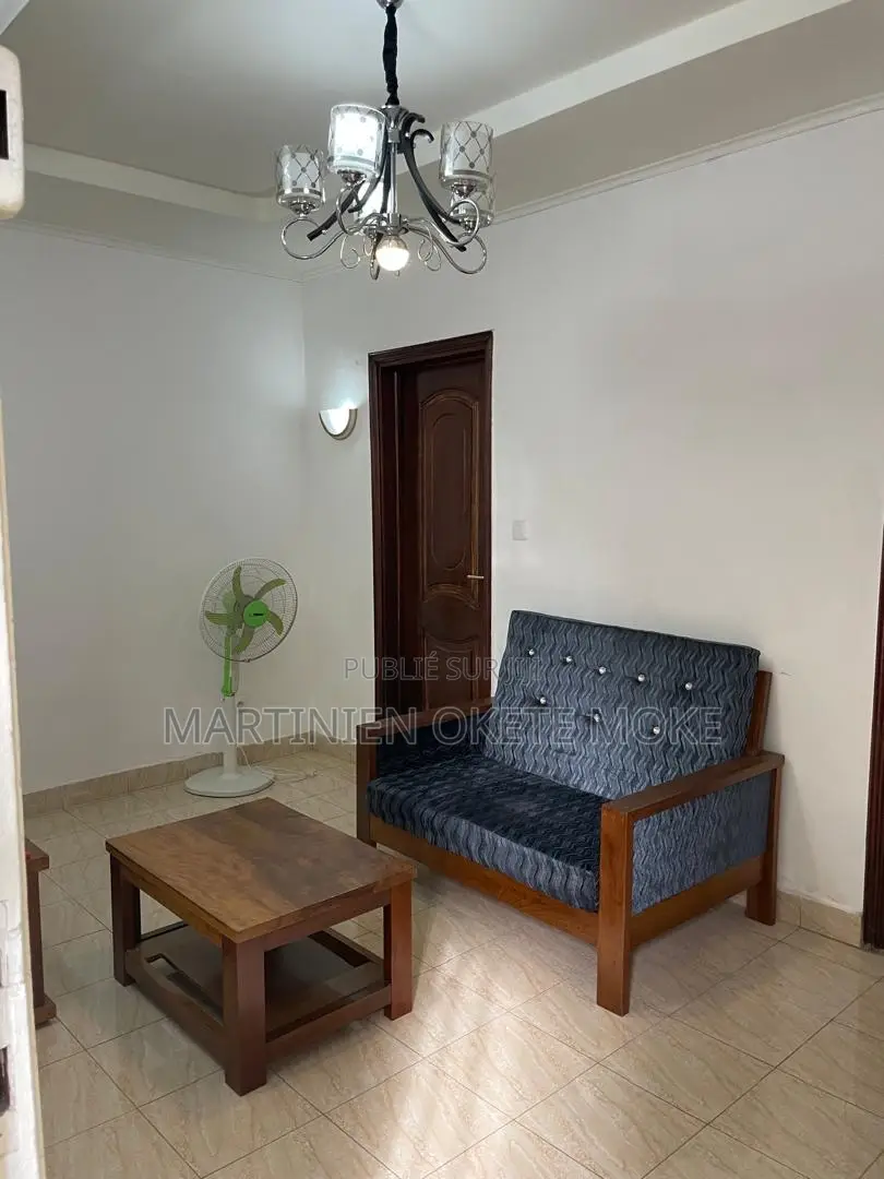 Furnished 1chbre Chambre et salon dans Privé, Bacongo à Louer