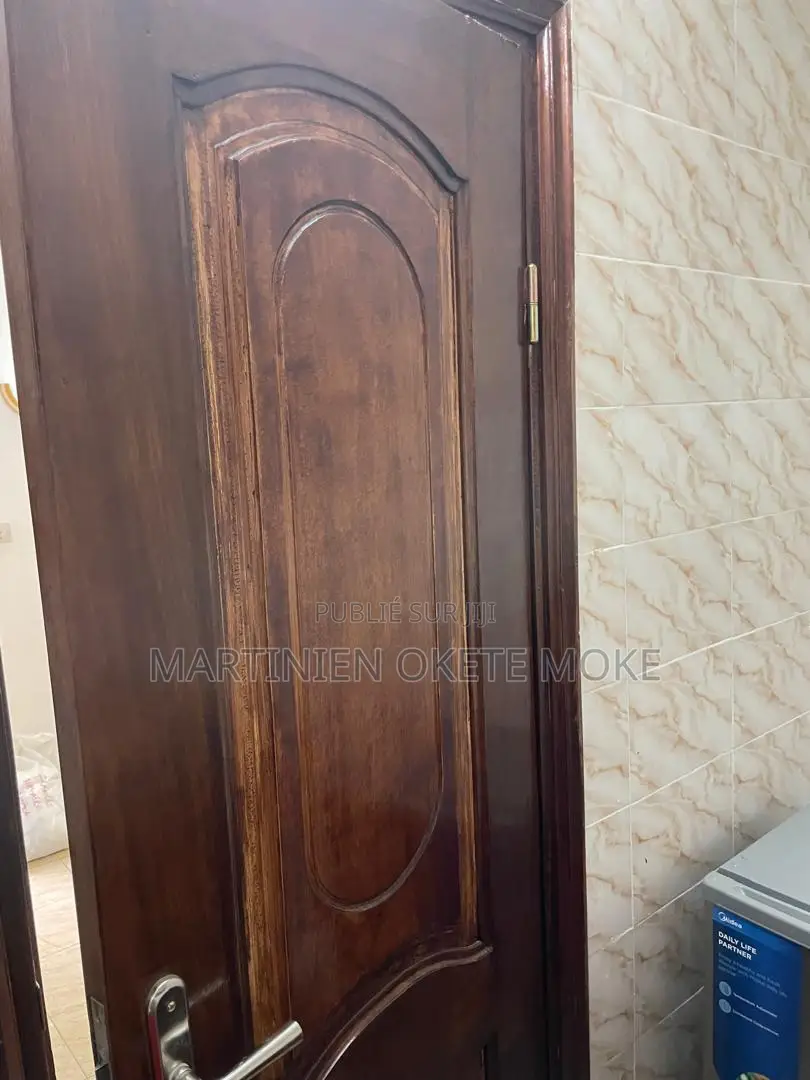 Furnished 1chbre Chambre et salon dans Privé, Bacongo à Louer