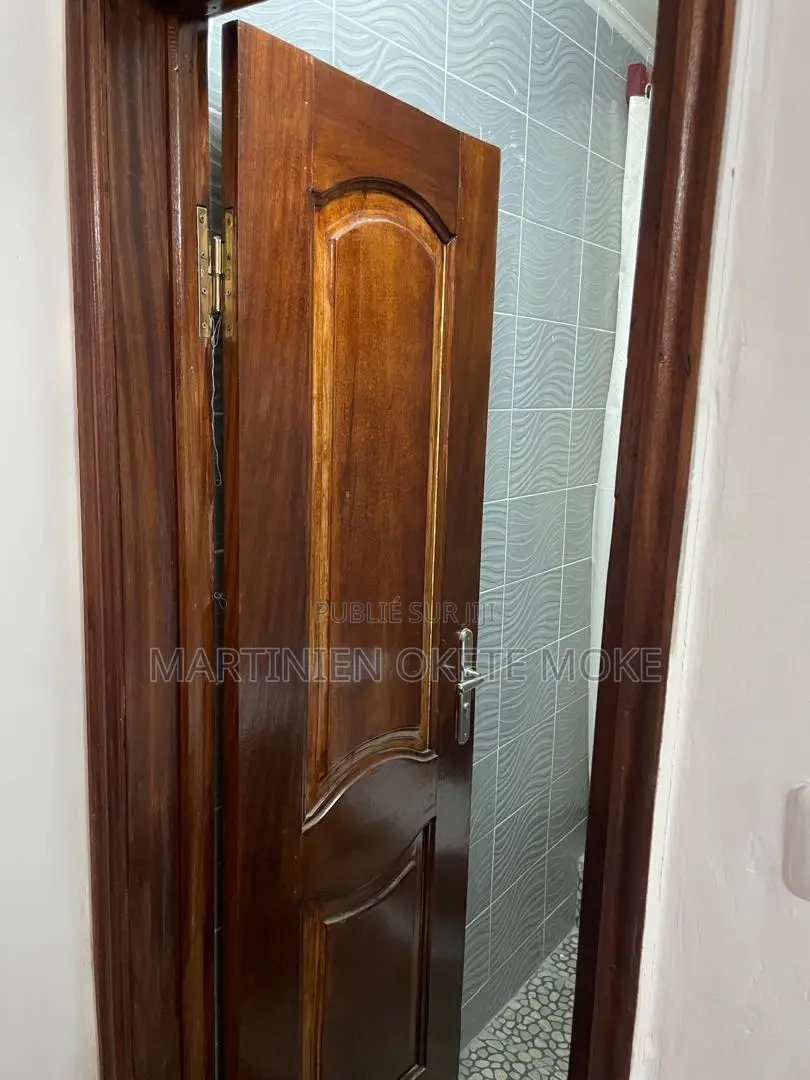 Furnished 1chbre Chambre et salon dans Privé, Bacongo à Louer