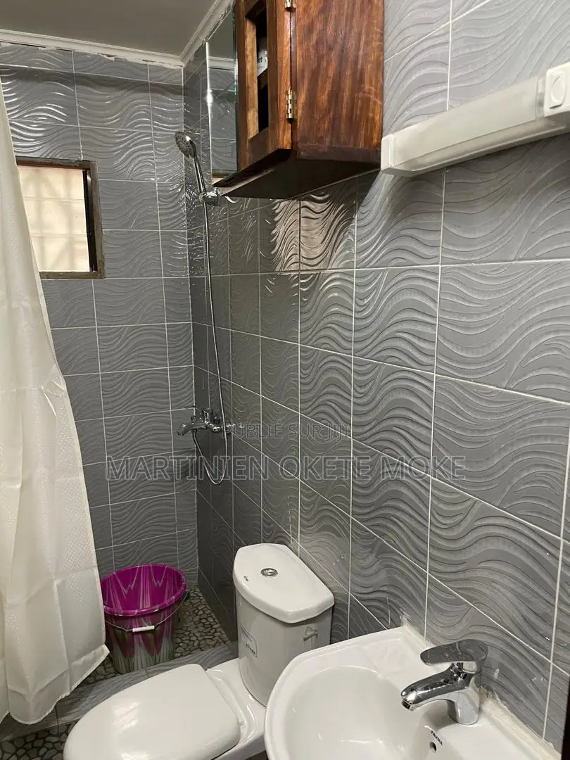 Furnished 1chbre Chambre et salon dans Privé, Bacongo à Louer