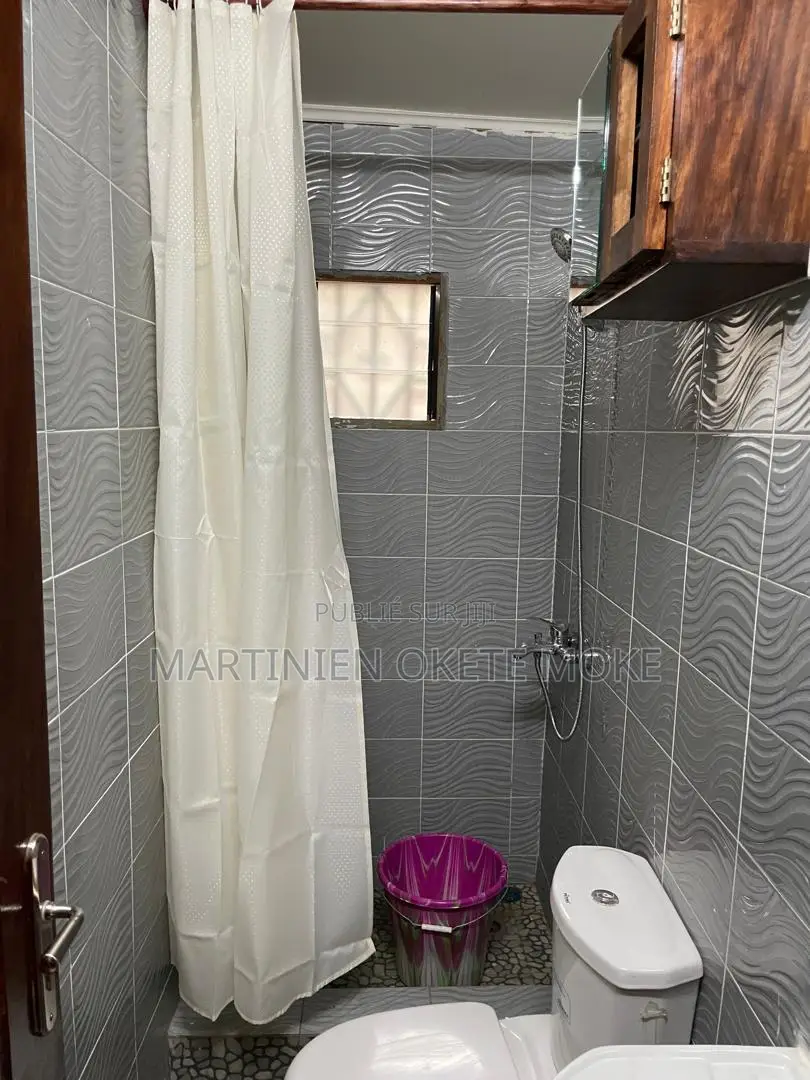 Furnished 1chbre Chambre et salon dans Privé, Bacongo à Louer