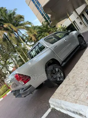 Neuf Toyota Hilux 2025 Gris