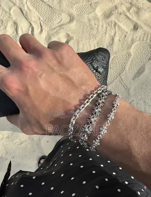 Vente Des Vêtements Et Accessoires Prêt À Porter