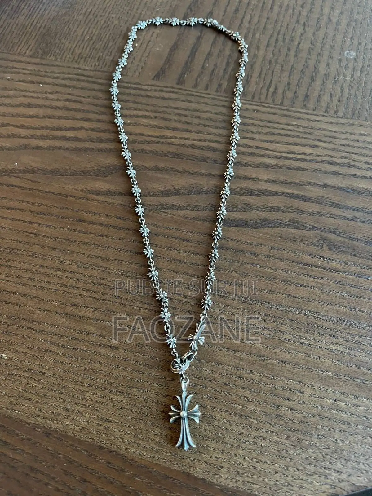 Vente Des Vêtements Et Accessoires Prêt À Porter