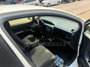Toyota Vitz 1.3 AWD 5dr 2019 Blanc
