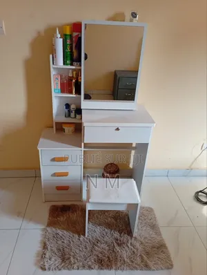 Coiffeuse De Chambre Ou De Salon De Beauté