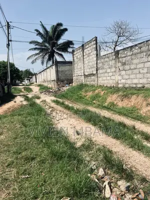 Demi Terrain a La Rafinnerie