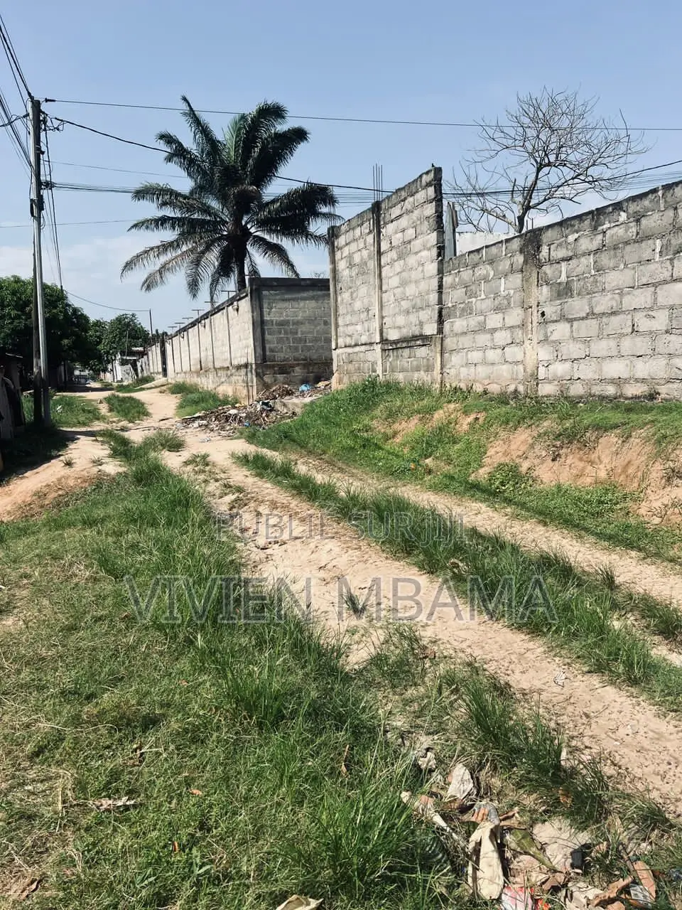 Demi Terrain a La Rafinnerie