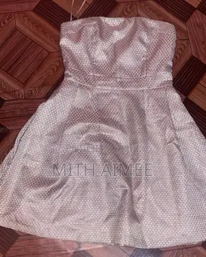 Robe Courte Beige Sans Bretelles – Élégante Lumineuse