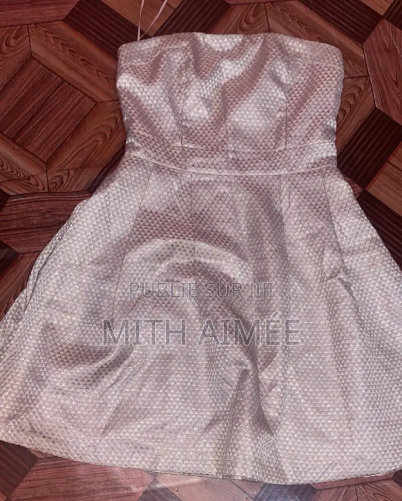 Robe Courte Beige Sans Bretelles – Élégante Lumineuse