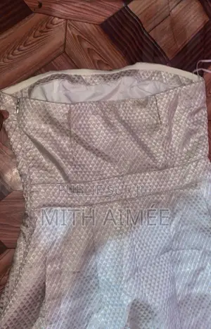 Robe Courte Beige Sans Bretelles – Élégante Lumineuse