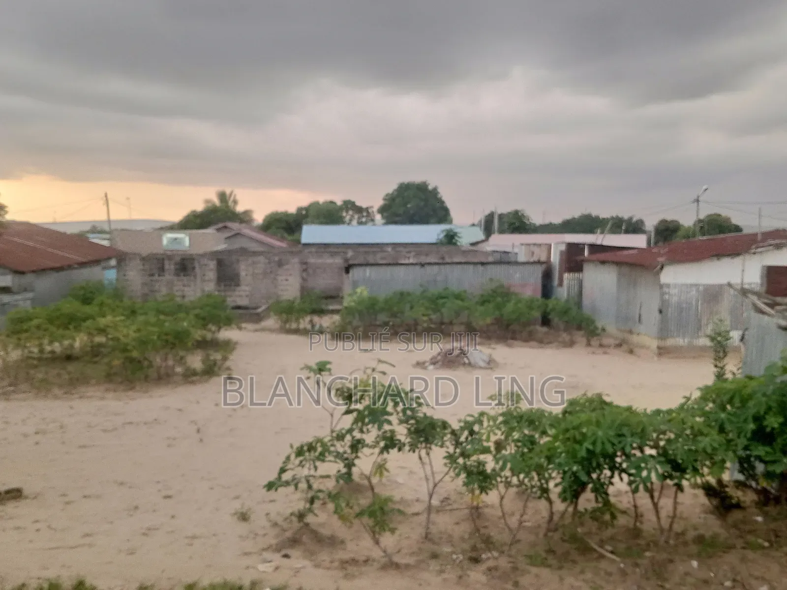 Massengo-Domaine, 20 Mètre Carré, Voisinage