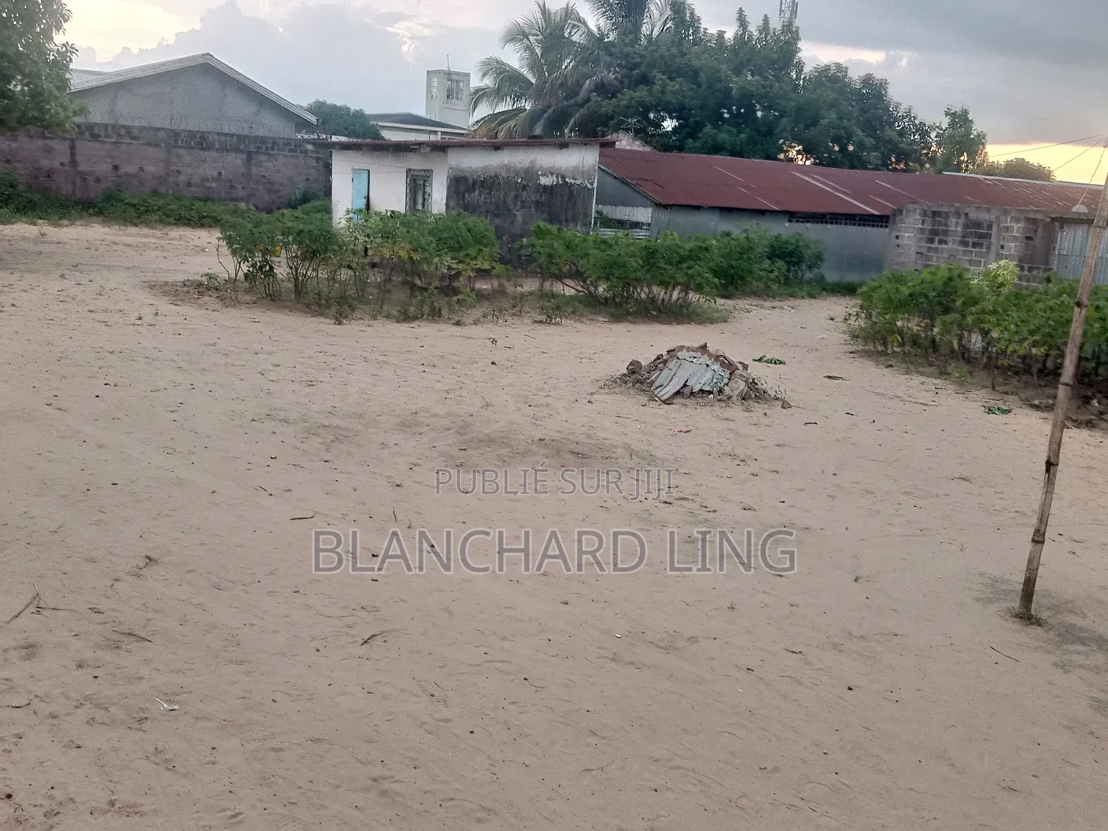 Massengo-Domaine, 20 Mètre Carré, Voisinage