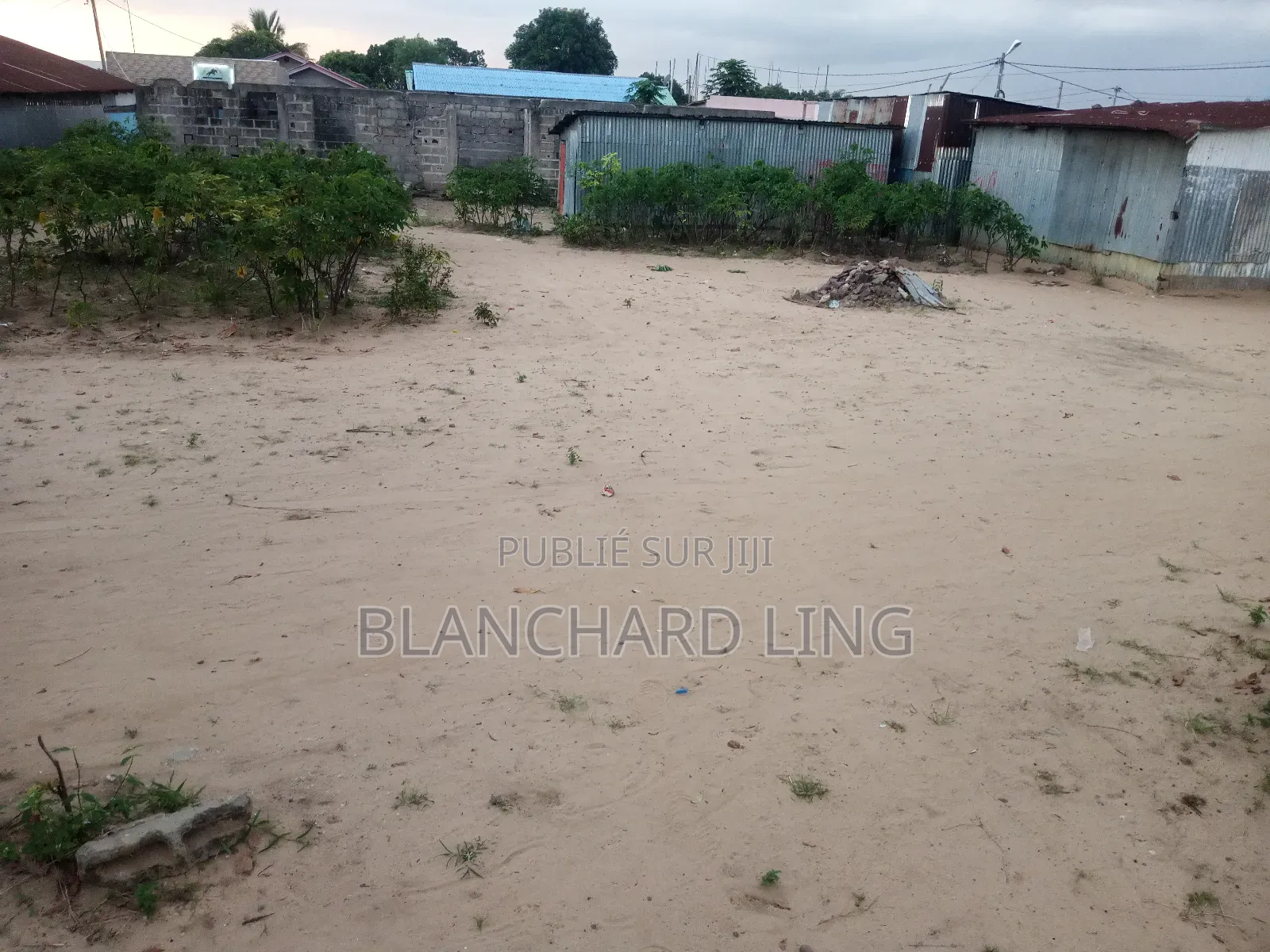 Massengo-Domaine, 20 Mètre Carré, Voisinage