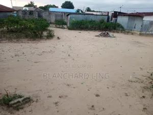 Massengo-Domaine, 20 Mètre Carré, Voisinage