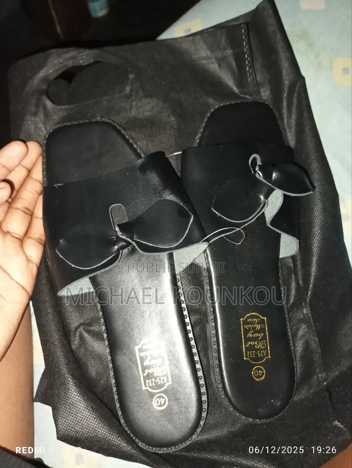 Vente Des Sandales Et Habits