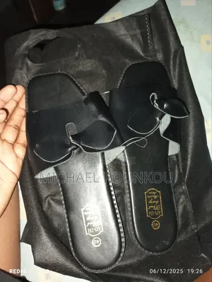 Vente Des Sandales Et Habits