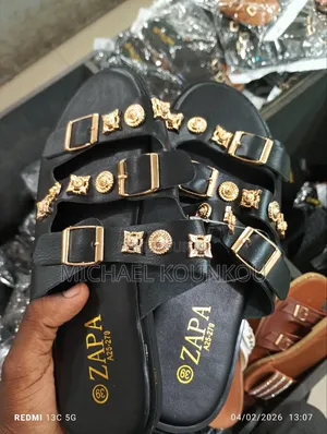 Vente Des Sandales Et Habits