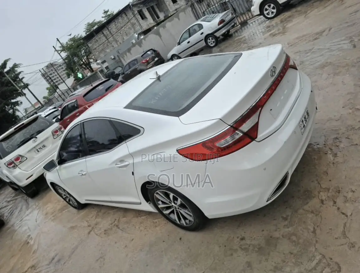 Toyota Century 5.0 V12 6AT 2014 Blanc