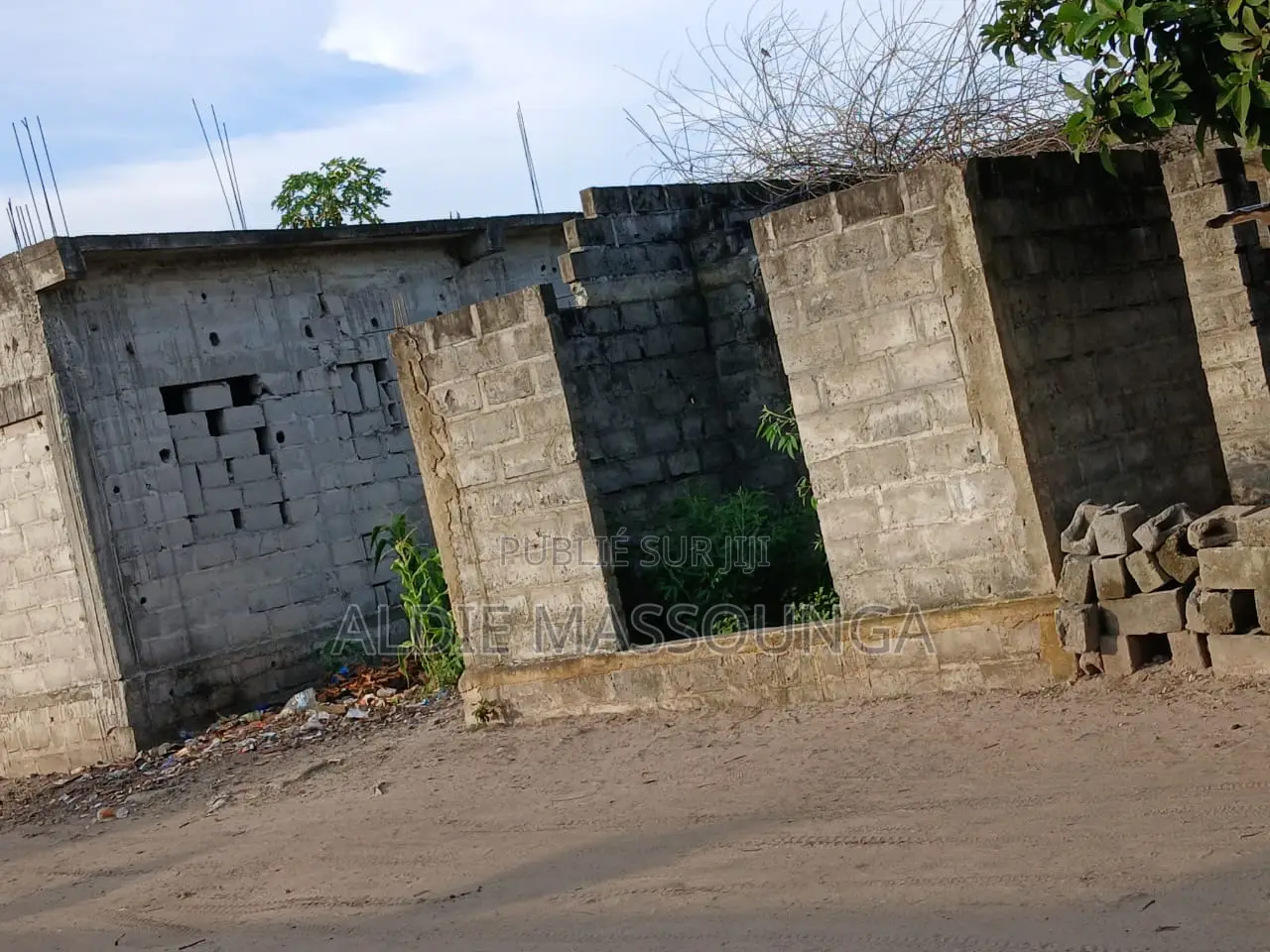 Demi Parcelle À Vendre a Mpaka 120 Avant Le Lycée 13millions a Debatre