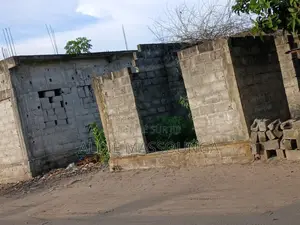 Demi Parcelle À Vendre a Mpaka 120 Avant Le Lycée 13millions a Debatre