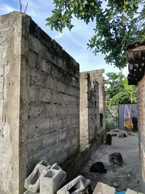 Demi Parcelle À Vendre a Mpaka 120 Avant Le Lycée 13millions a Debatre